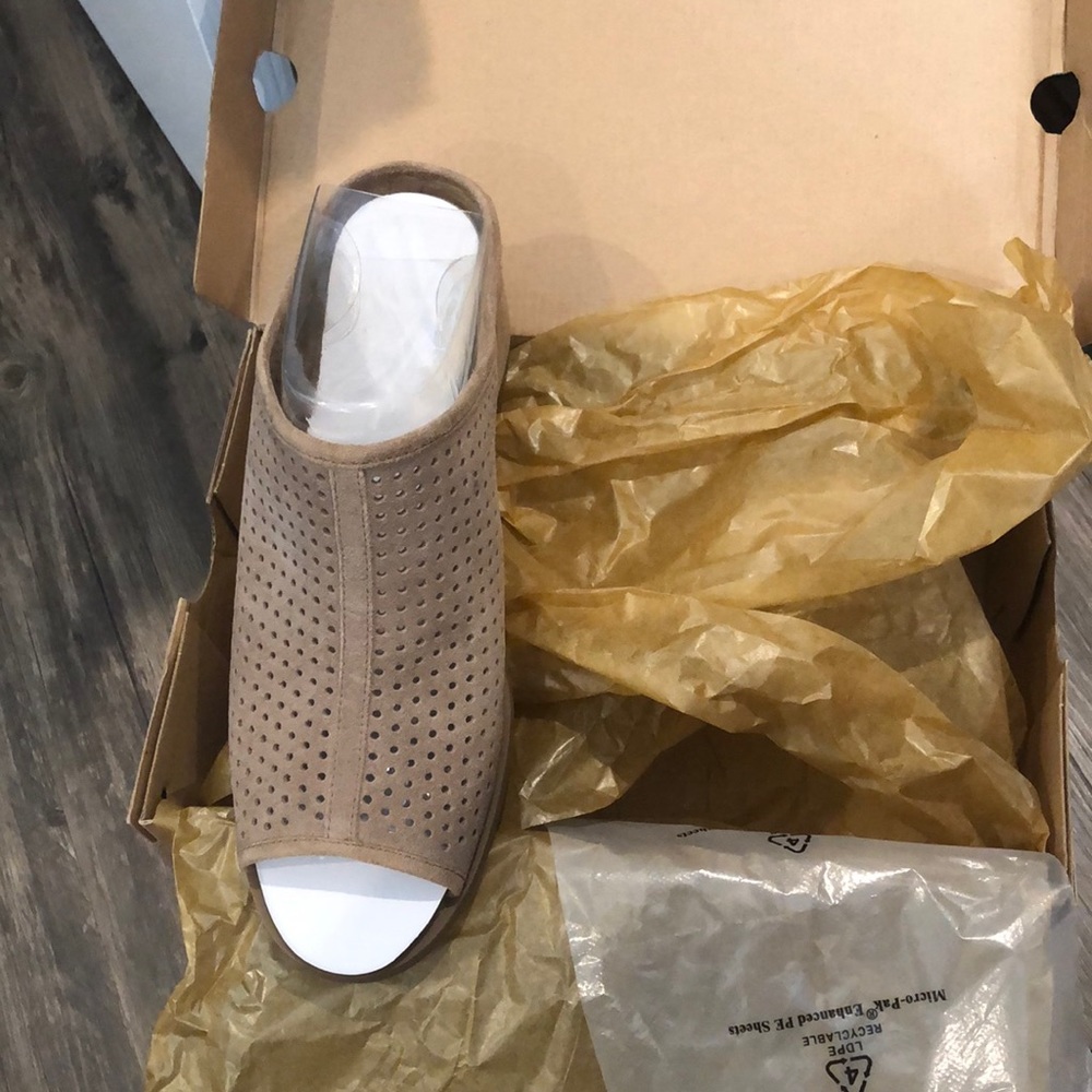 Peep toe mules